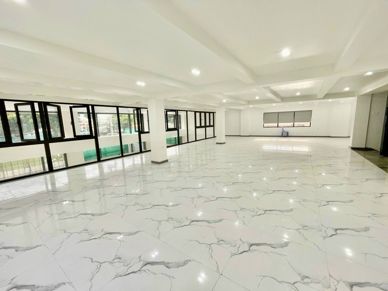 Cho thuê toà nhà mặt tiền Nguyễn Thị Thập Quận 7 có chỗ đậu ô tô, lề đường rộng 8