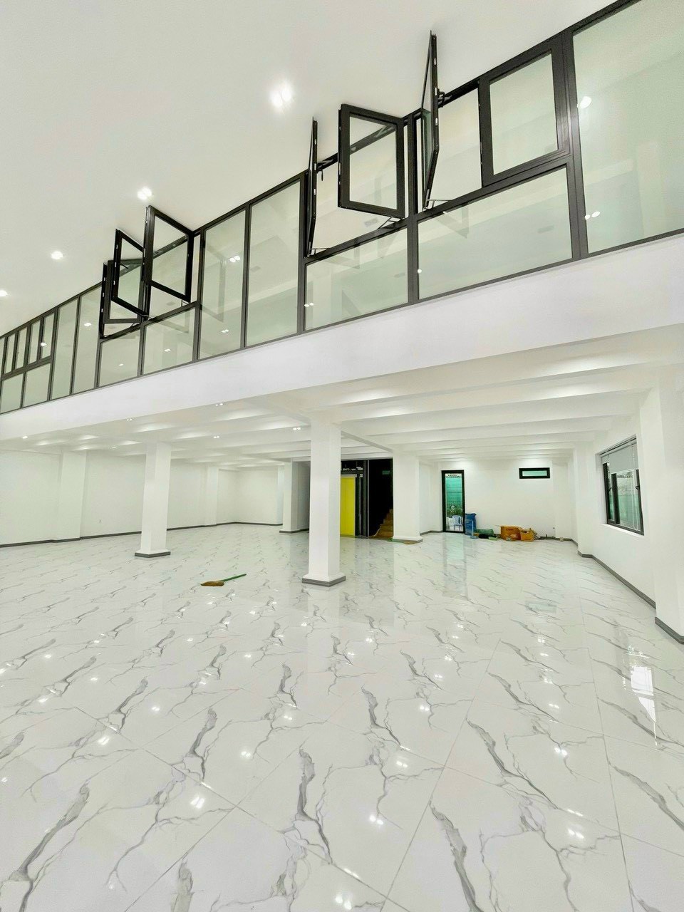 Cho thuê toà nhà mặt tiền Nguyễn Thị Thập Quận 7 có chỗ đậu ô tô, lề đường rộng 7