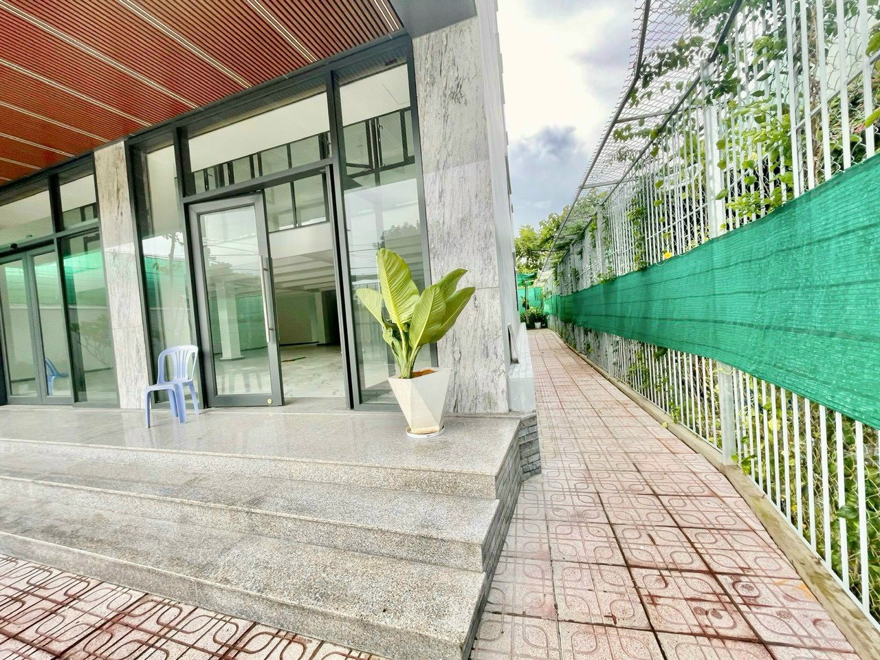 Cho thuê toà nhà mặt tiền Nguyễn Thị Thập Quận 7 có chỗ đậu ô tô, lề đường rộng 6