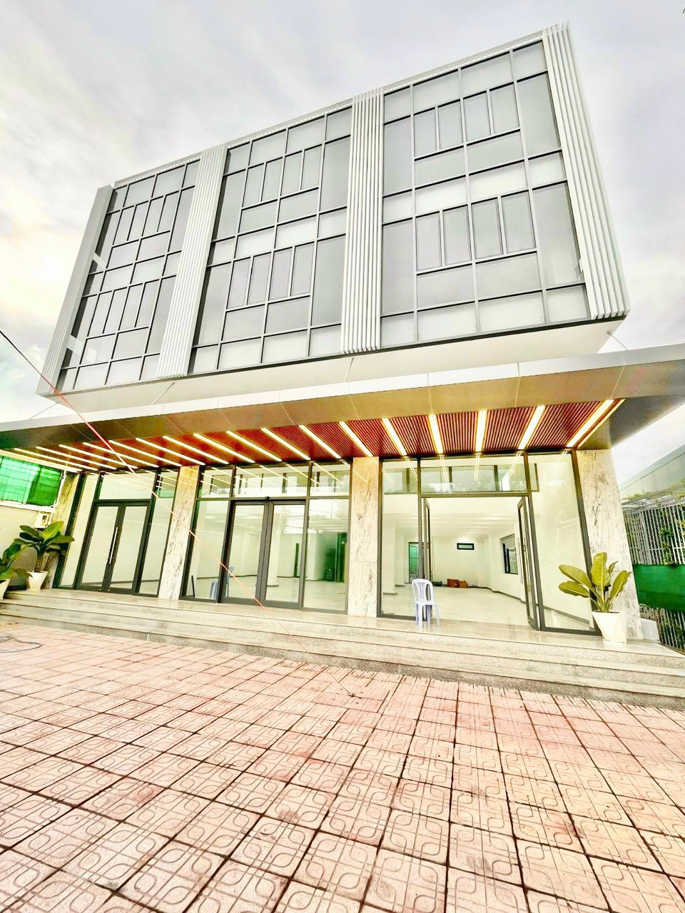 Cho thuê toà nhà mặt tiền Nguyễn Thị Thập Quận 7 có chỗ đậu ô tô, lề đường rộng 2