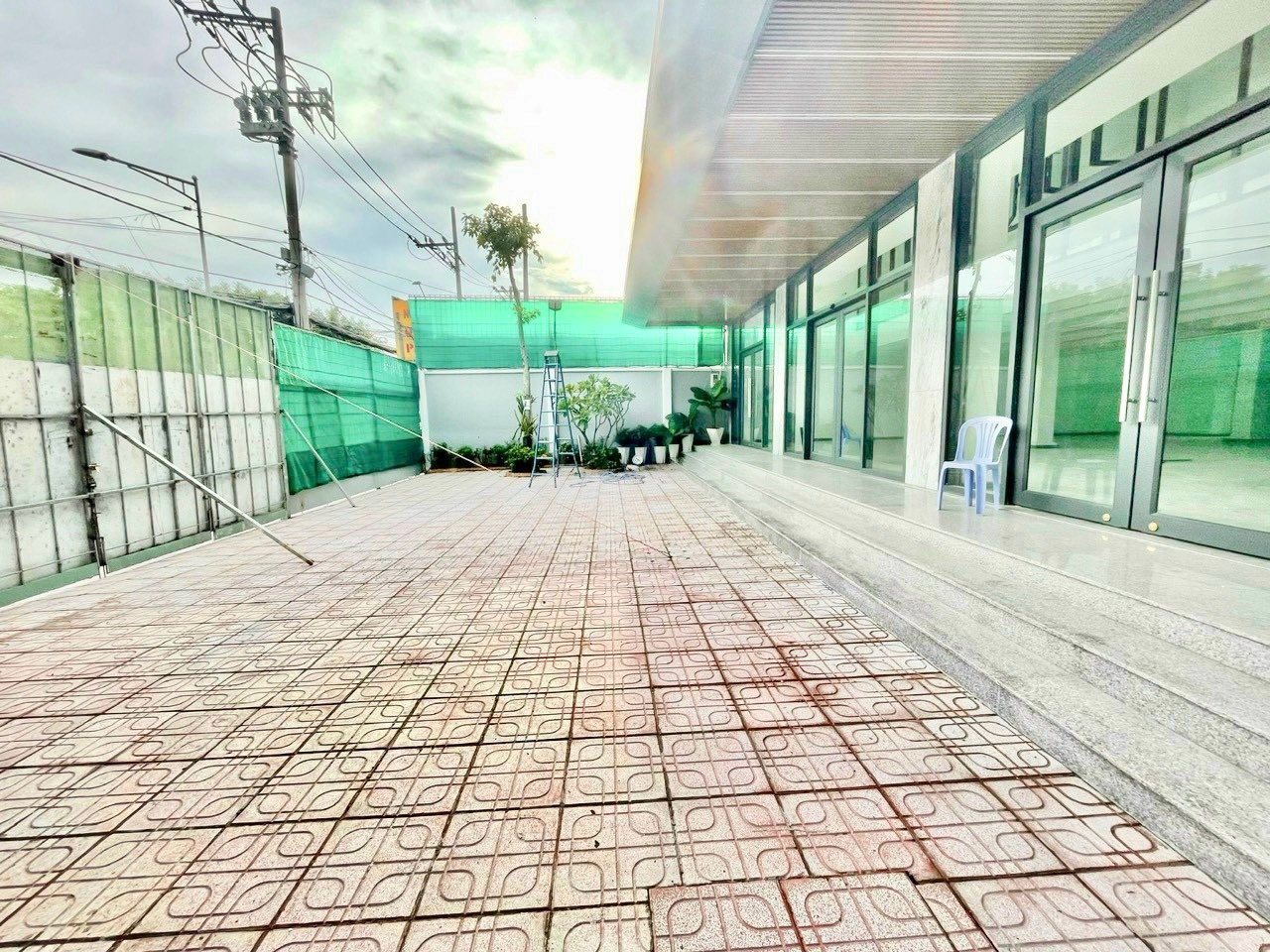 Cho thuê toà nhà mặt tiền Nguyễn Thị Thập Quận 7 có chỗ đậu ô tô, lề đường rộng 1
