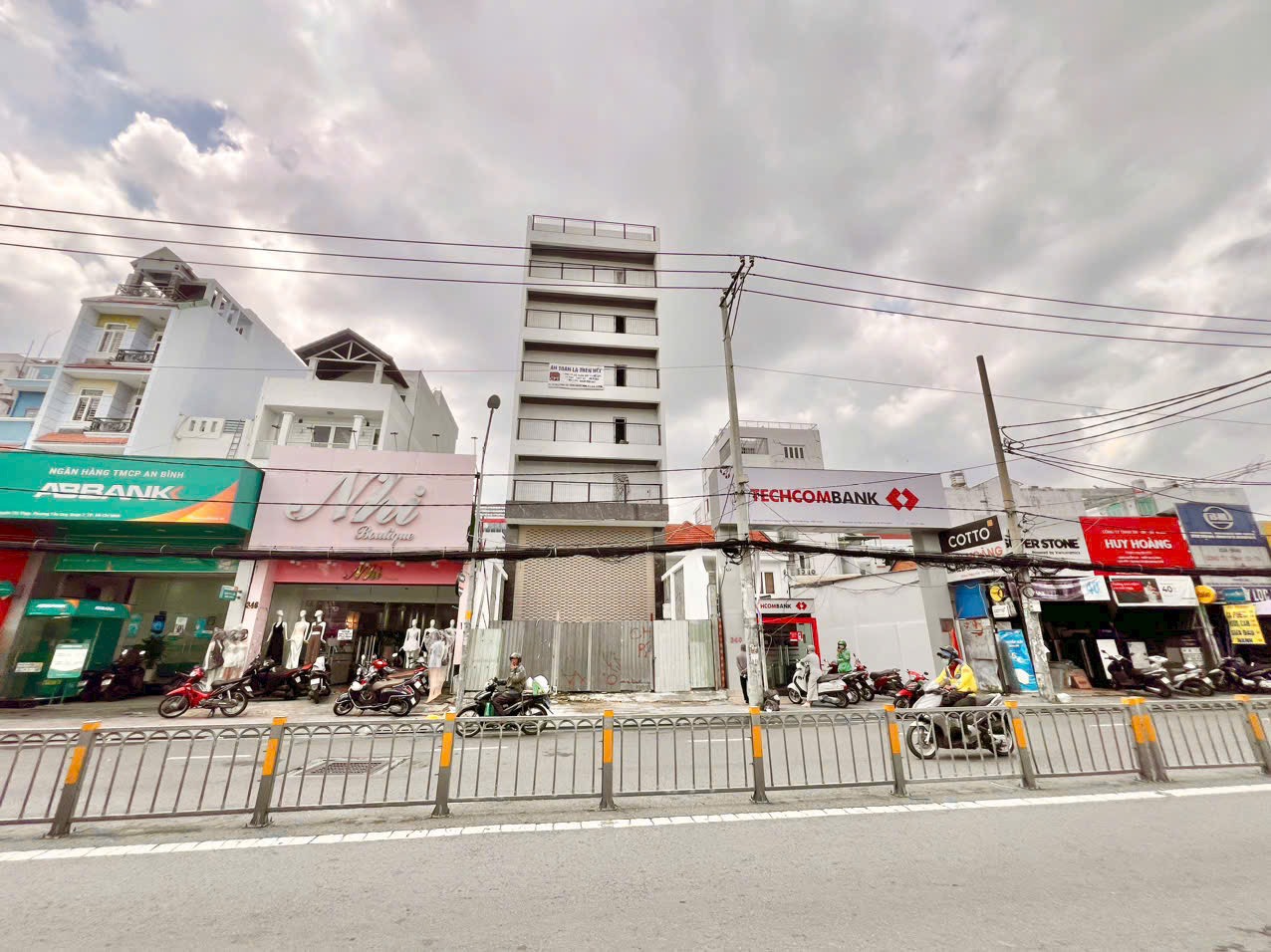 Cho thuê tòa nhà mặt tiền đường Nguyễn Thị Thập, Quận 7 xây hầm + 8 tầng 1